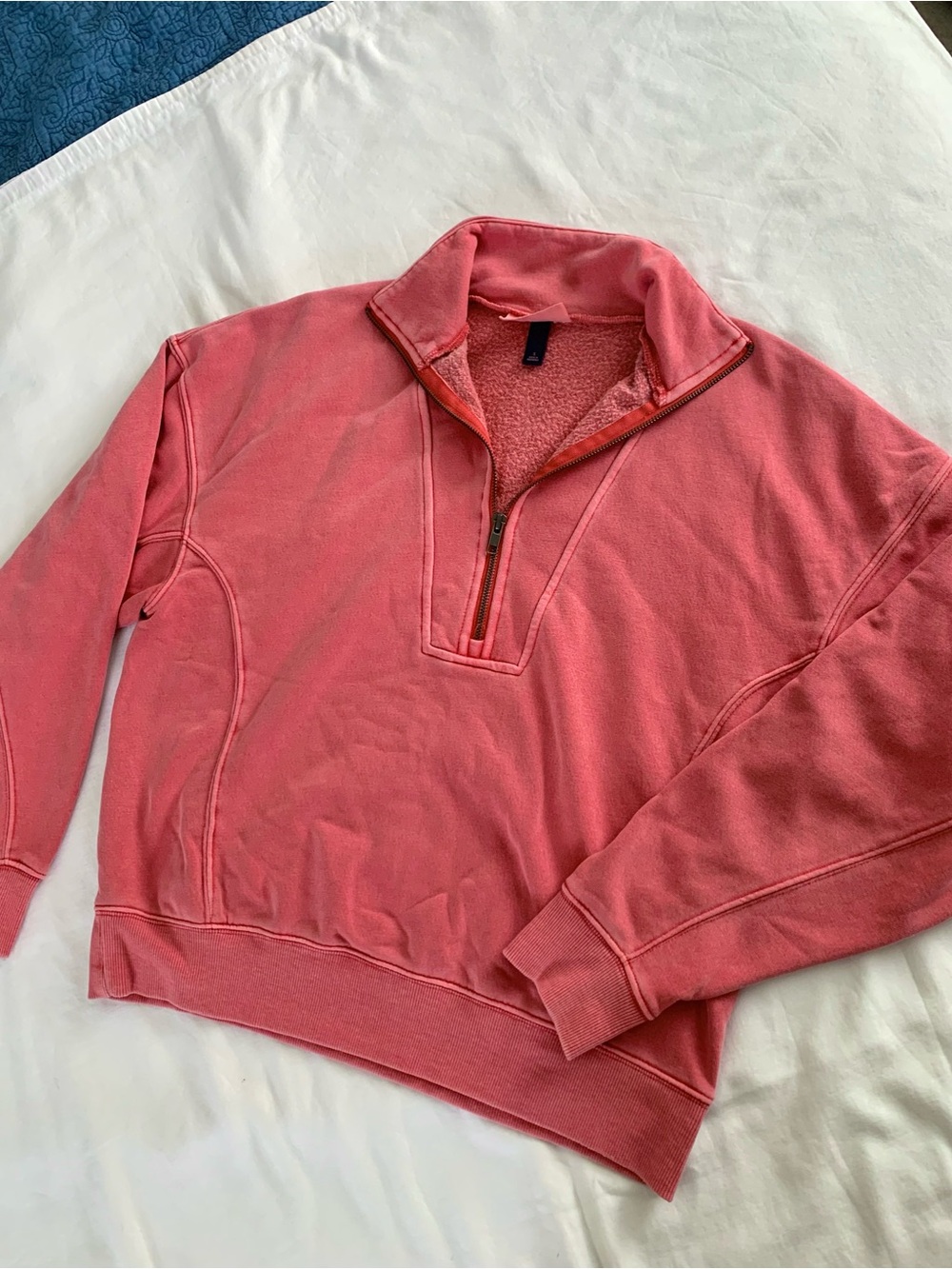 Universal Threads Women’s Sweatshirt. Slightly Oversize. Small